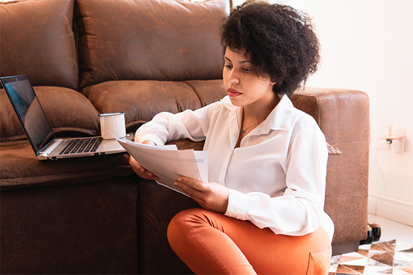 femme qui consulte les garanties de son assurance habitation